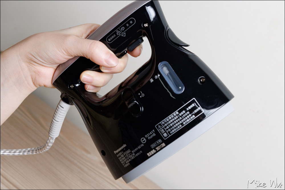 【開箱】Panasonic 掛燙2合1蒸氣熨斗 NI-FS560-K，適合小空間者使用 @麥克Wu的生活攝影札記