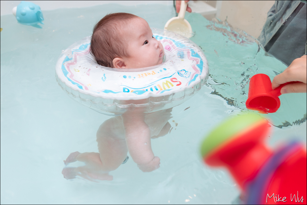 【親子】初次的寶寶游泳體驗，全套的 SPA 按摩 + 游泳，讓寶寶舒服到不要不要！愛貝兒親水育樂會館-永康館 @麥克Wu的生活攝影札記