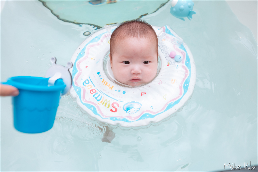 【親子】初次的寶寶游泳體驗，全套的 SPA 按摩 + 游泳，讓寶寶舒服到不要不要！愛貝兒親水育樂會館-永康館 @麥克Wu的生活攝影札記
