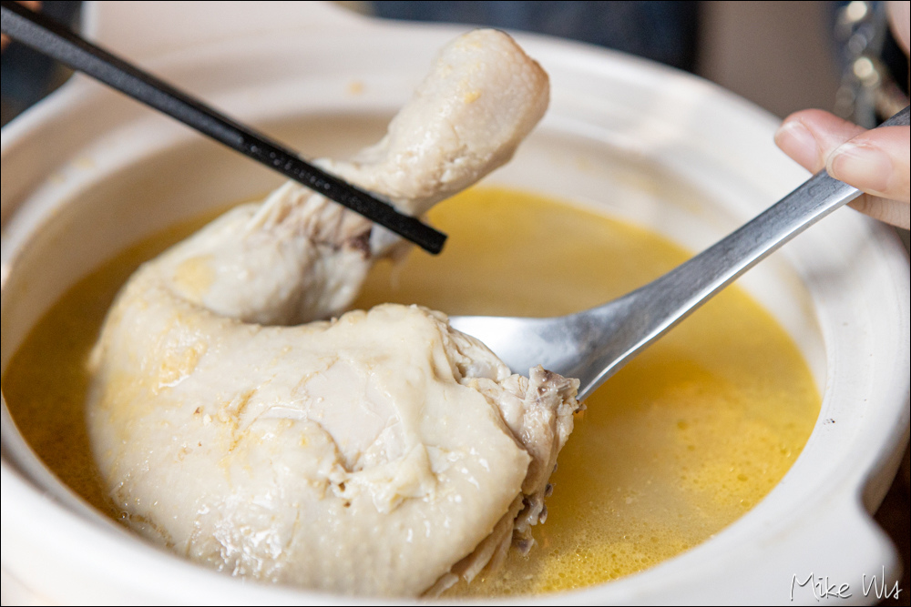 【食記】『台南』樂饕居和洋料理，誘人的黃金蒜頭雞湯，帶有木炭味的丼飯 @麥克Wu的生活攝影札記