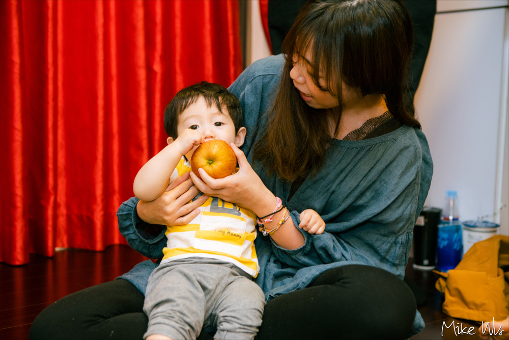 【作品】第一次拍寶寶抓周，小孩你別動!先讓哥拍照XD @麥克Wu的生活攝影札記